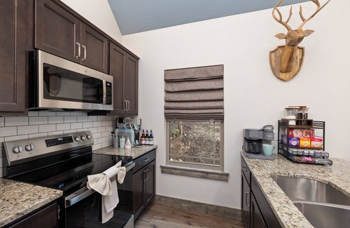 Hollister Condo | Ledgerock Cabin – Elegant 3BR Retreat in Tall Timbers Resort