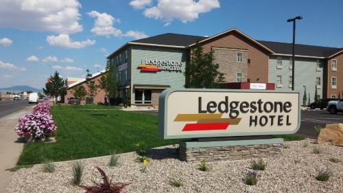 Vernal Hotel | Ledgestone Suites Hotel Vernal