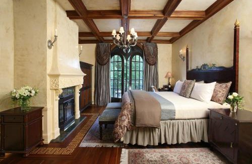 Sonoma Hotel | Ledson Hotel & Zina Lounge