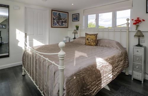 Boraston House | LEDWYCHE ORCHARD, romantic, with hot tub in Tenbury Wells