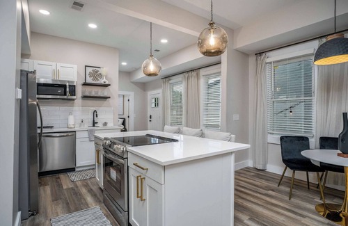 Covington House | Lee Street Lodge | Minutes from DT!