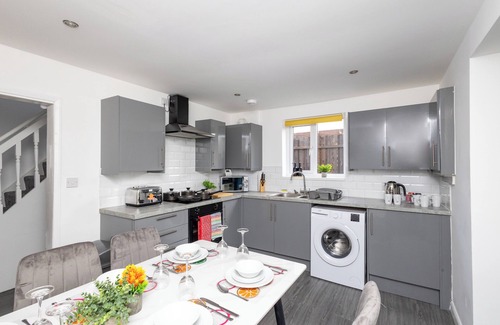 Whitkirk House | Leeds 4 Bed 2 Bath With Parking
