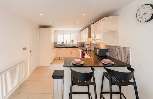Middleton Apartment | Leeds 4 Bed Home With Parking