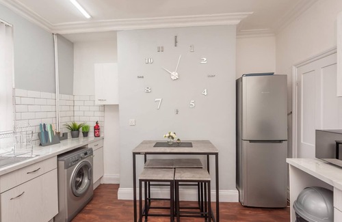 Harehills House | Leeds 4-Bed House - Sleeps 9, Free Parking & WiFi