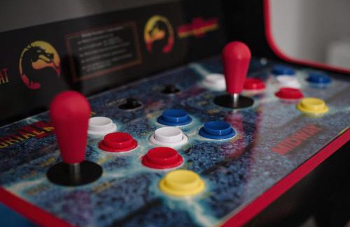 Stanley House | Leeds getaway with hot tub & gaming room