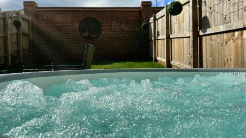 Stanley House | Leeds getaway with hot tub & gaming room