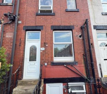 Leeds House | Leeds Serviced Accommodation - Apartments - 3 Bed House-Close To Centre -M621 & M1 - Contractors - Business Travellers - Families