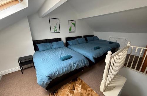Leeds House | Leeds Serviced Accommodation - Apartments - 3 Bed House-Close To Centre -M621 & M1 - Contractors - Business Travellers - Families