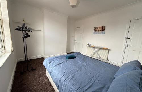 Leeds House | Leeds Serviced Accommodation - Apartments - 3 Bed House-Close To Centre -M621 & M1 - Contractors - Business Travellers - Families
