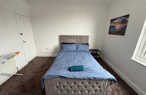 Leeds House | Leeds Serviced Accommodation - Apartments - 3 Bed House-Close To Centre -M621 & M1 - Contractors - Business Travellers - Families