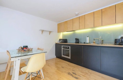 Leeds Apartment | Leeds - Sleeps 4 - Free Parking - Pet Friendly