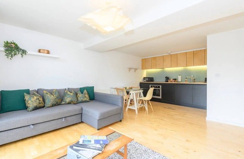 Leeds Apartment | Leeds - Sleeps 4 - Free Parking - Pet Friendly