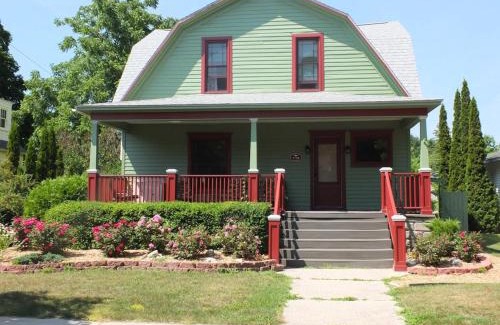 Frankfort House | Leelanau Cottage - Gorgeous & Great Location!