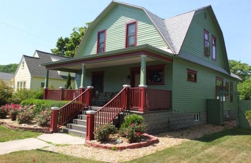 Frankfort House | Leelanau Cottage - Gorgeous & Great Location!