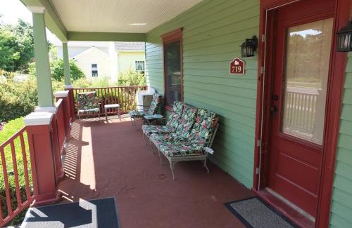 Frankfort House | Leelanau Cottage - Gorgeous & Great Location!