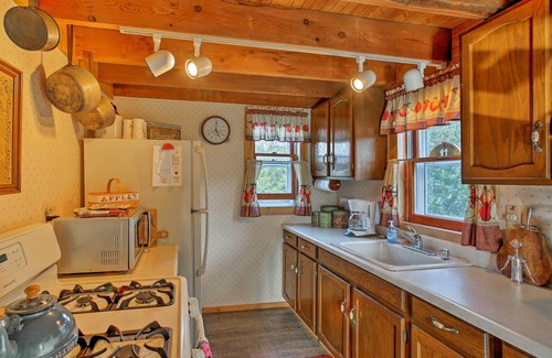 Suttons Bay Cottage | Leelanau Country Cottage ~ 4 Mi to Suttons Bay!