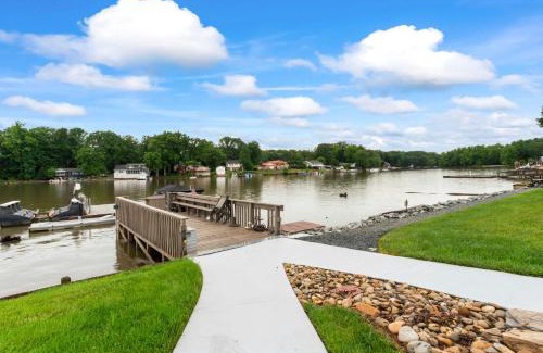 Southmont House | Leeloo's on the Lake - Sleeps 12