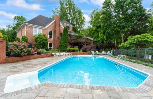Southmont House | Leeloo's on the Lake - Sleeps 12