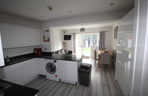 Brunel House | Lees House - 6 Bedrooms House - Entire House -Private Kitchen