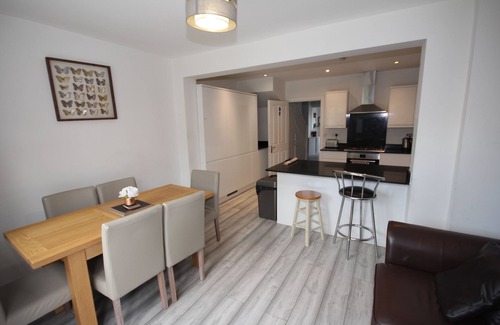 Brunel House | Lees House - 6 Bedrooms House - Entire House -Private Kitchen
