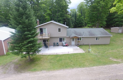 Hillman House | Left side Pet friendly, 1 hr away from Mackinaw Island, 25 min to Ocqueoc falls