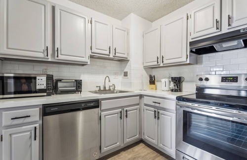 Richmond Apartment | Legacy at Imperial Village 808 I 2 Bed 1 Bath