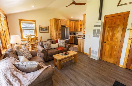 Eau Claire House | Legacy Farm Retreat! Waterfront Cottage 2