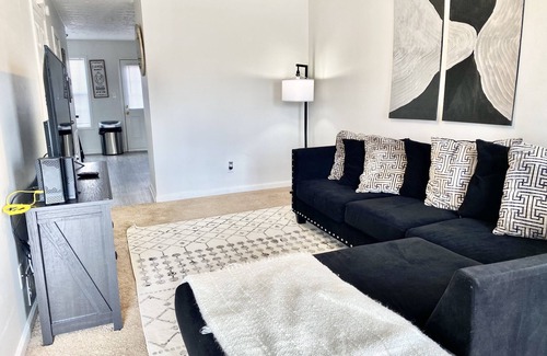 Clarksville House | Legacy Pad! Spacious 2 bed townhome with modern vibes