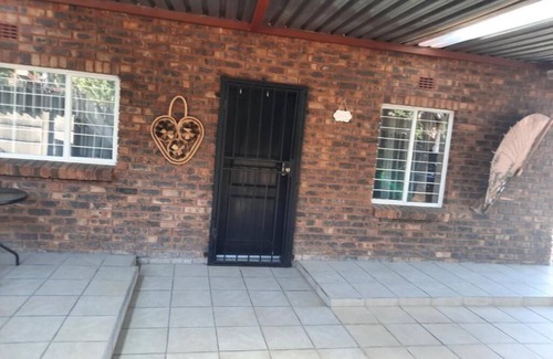 Arcadia Cottage | Legaeng Cottage - peaceful private family size unit with swimming pool and WIFI