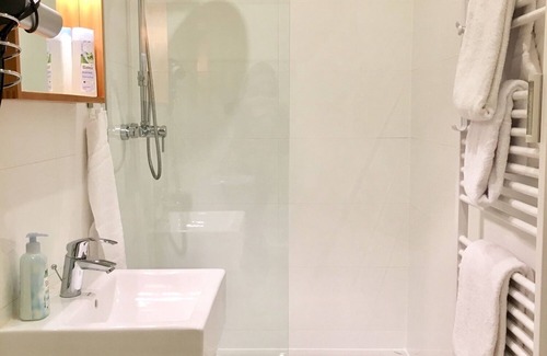 Neukoelln Apartment | Legal 140 sqm vacation apartment for up to 10 people