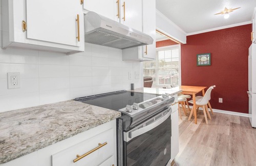 College Station Apartment | Legends: 1st Floor/2 Bdrm, Walk to A&M, King Beds