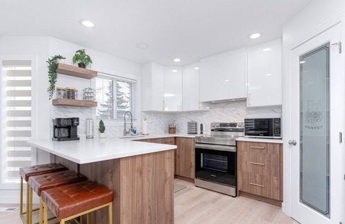 Southwest Edmonton House | Leger- 6-bedroom house - Sleeps 12 - Garage Parking