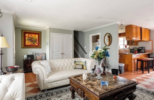 North Springfield House | Lehome hotelnHey travellers enjoy this BEAUTIFUL rooms on a sharing space.