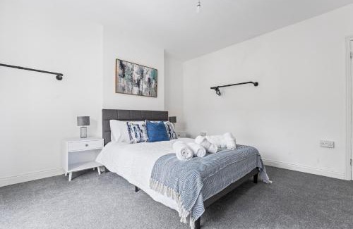 Welford House | Leicester Central 4BR Home - Garden - Sleeps 10