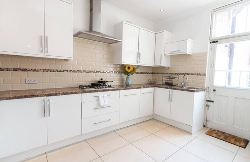 Welford House | Leicester Gem: Beautiful 4BD Home with Garden