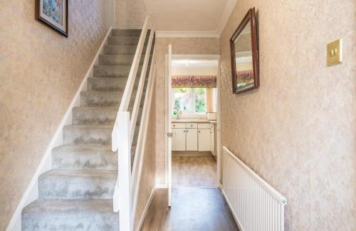 Oadby House | Leicester Oadby 4 bed home, 8 guests, park 5 cars