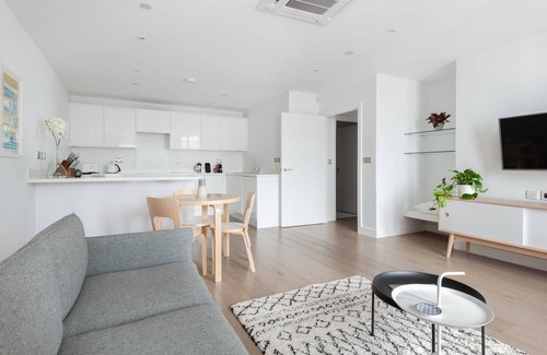 Chinatown Apartment | Leicester Square Oasis - Netflix & AC