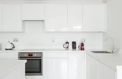 Chinatown Apartment | Leicester Square Oasis - Netflix & AC