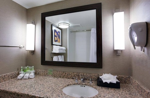 East Rutherford House | Leisure travelers to our room enjoy New Jersey attractions