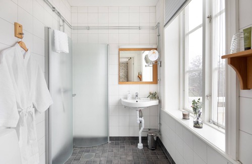 Upplands-Bro Municipality Hotel | Lejondals Slott