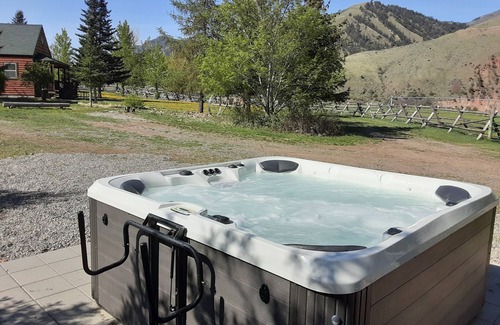 Salmon Cabin | Lemhi Shoshone Cabin, Greyhouse Vacation Rentals