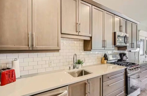 Oak Lawn Apartment | Lemmon 103: Your Stylish 3-Bedroom, 3-Bath Escape in Dallas