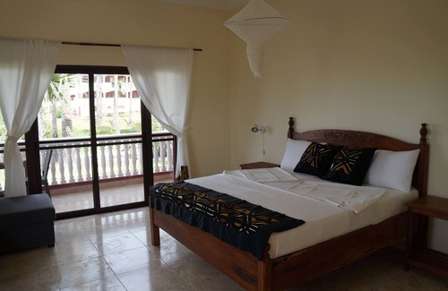 Kerr Serign Hotel | Lemon Creek Hotel Resort