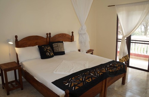 Kerr Serign Hotel | Lemon Creek Hotel Resort