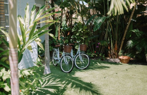 Palm Beach - West Palm Beach Cottage | Lemon Loft: Palm Beach-style paradise, shared pool