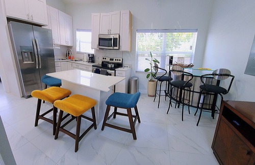West Bay House | LEMONGRASS HAVEN n3 bedroom home
