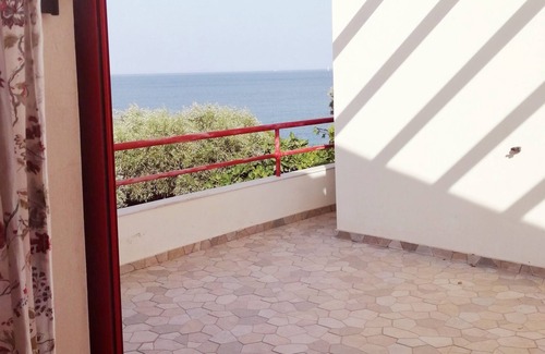 Galatas House | Lemonodasos / Country house in the sea