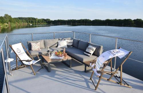 Psie Pole Boat Rental | Lemuria Houseboat - pływający domek na wodzie