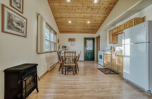 Butternut Cabin | Lena's Northern Pines Resort