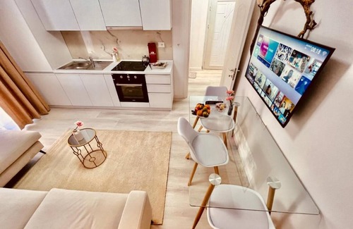 Blloku Apartment | Leo's Apartment City View Tirana